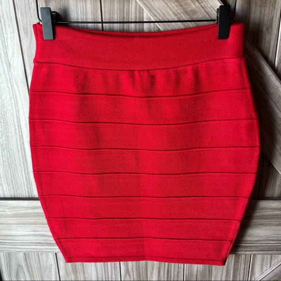 NEW W/ TAGS - Red bandage skirt size L - Picture 4 of 9